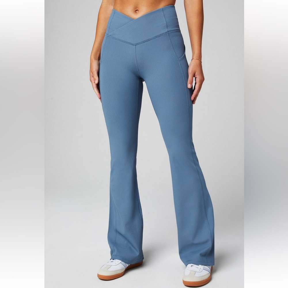 NWT Fabletics Oasis ribbed crossover flares with pockets